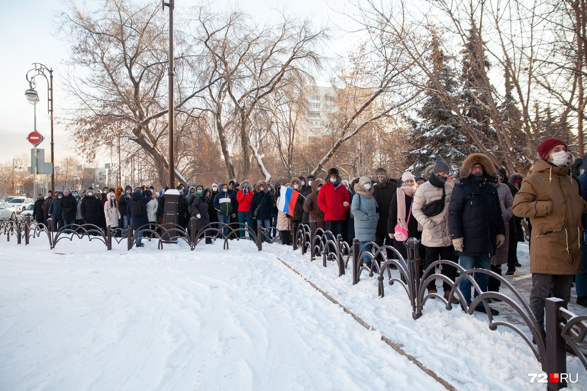 Во время шествия митингующие вели себя спокойно Во время шествия митингующие вели себя спокойно 