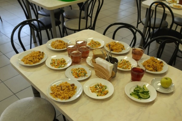 Столько мяса кладут детям в плов, когда родители приходят в школу с проверкой (предупредив заранее)<br> Столько мяса кладут детям в плов, когда родители приходят в школу с проверкой (предупредив заранее)<br>