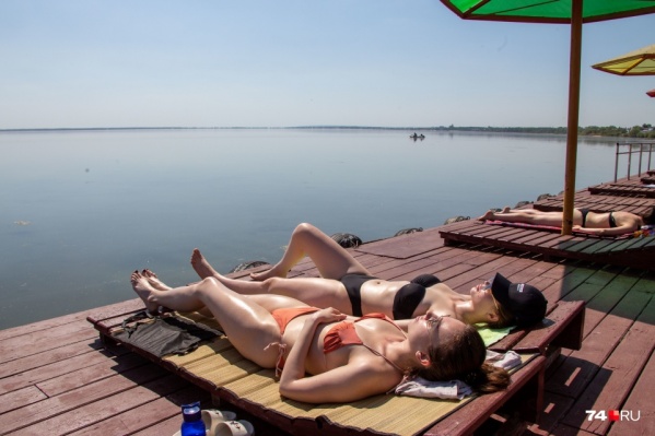 В выходные челябинцы активно загорали, самые смелые проверяли себя на прочность в холодной воде В выходные челябинцы активно загорали, самые смелые проверяли себя на прочность в холодной воде
