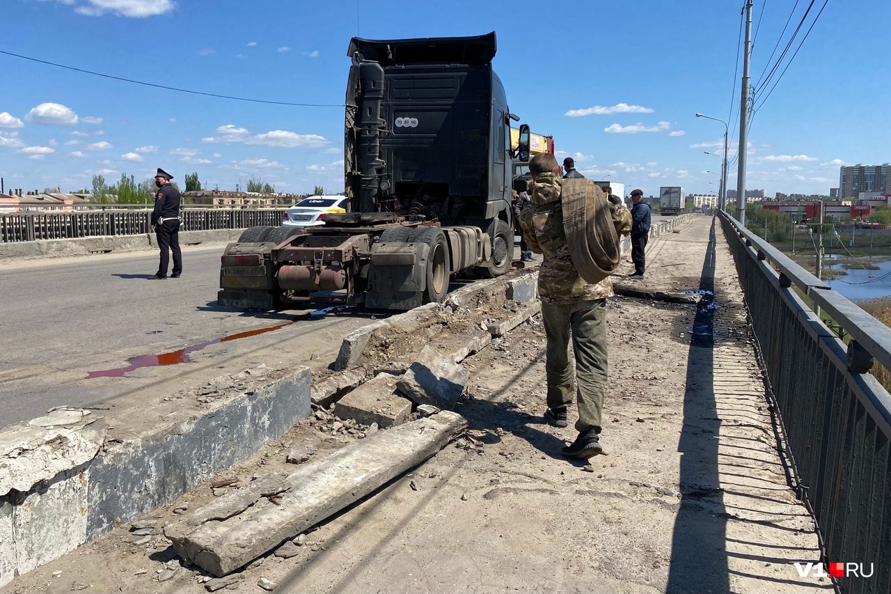 Фура с моста. Фура с моста Волгоград. Сарептский мост Волгоград.