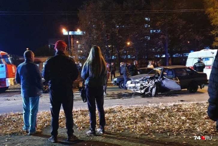 На помощь автомобилистам бросились прохожие На помощь автомобилистам бросились прохожие