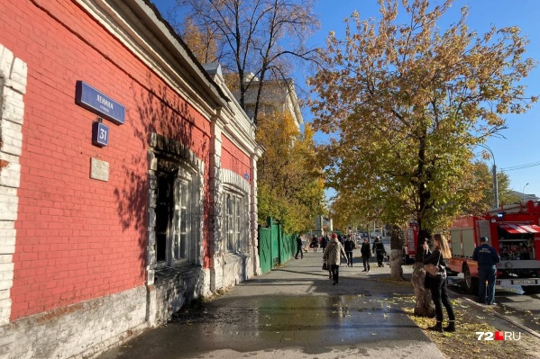 После тушения пожара на асфальте осталось мокрое пятно После тушения пожара на асфальте осталось мокрое пятно