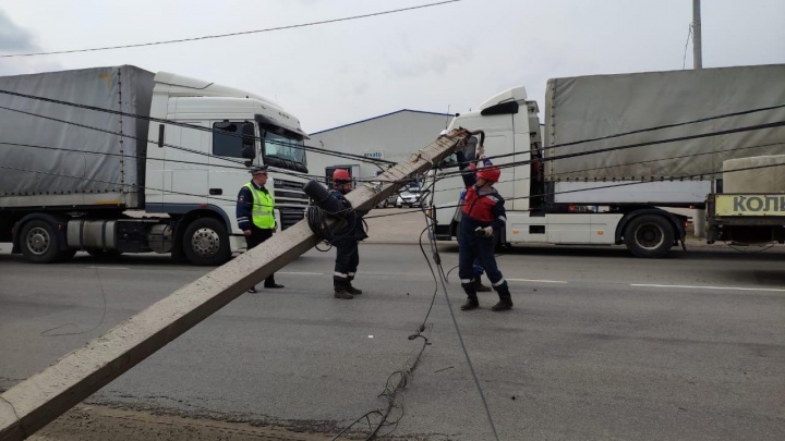 В Ярославле рухнувший столб перегородил движение на окружной дороге