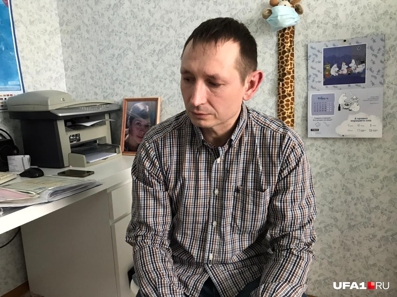 По словам Демченко, после снижения зарплаты он продолжал регулярно платить банку, но меньше положенной суммы — всё, что оставалось после покупки продуктов и необходимого для содержания семьи