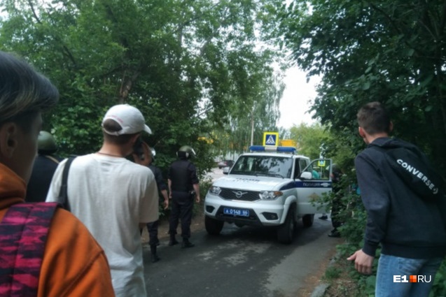В Екатеринбурге бывший полицейский устроил стрельбу по прохожим и силовикам. Среди пострадавших ребенок