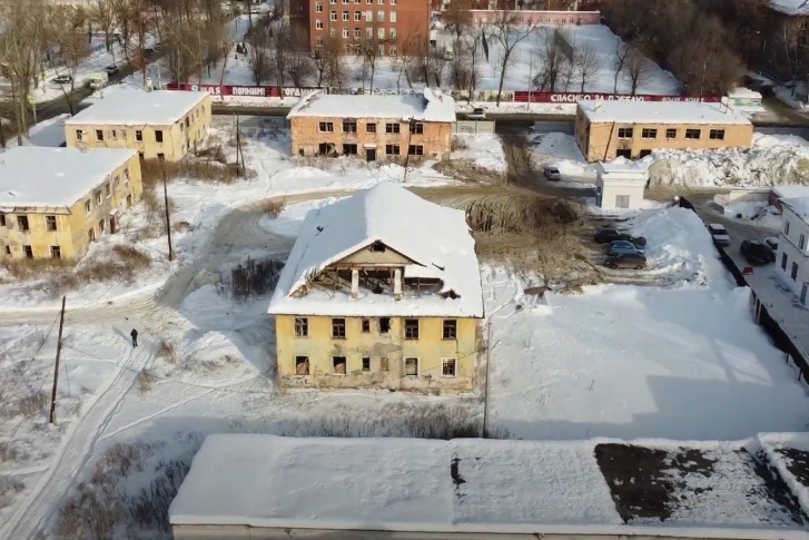 У некоторых домов уже нет крыш У некоторых домов уже нет крыш