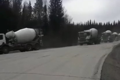 Судя по номерам, машины приехали из Москвы Судя по номерам, машины приехали из Москвы