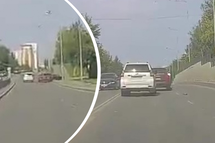 Land Cruiser двигался по левой полосе, с правой к заправке поворачивало черное авто Land Cruiser двигался по левой полосе, с правой к заправке поворачивало черное авто