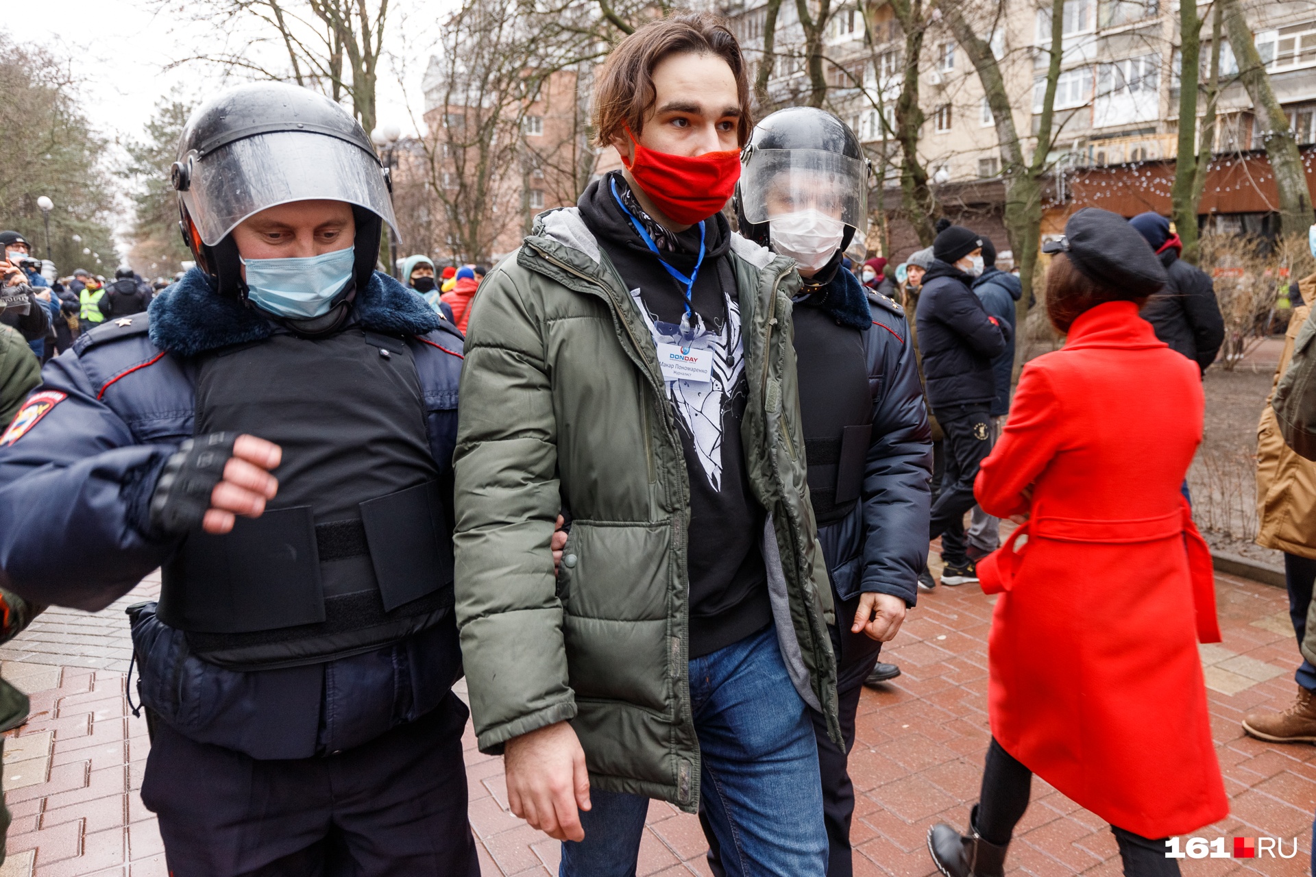 Одним из задержанных <a href="https://161.ru/text/incidents/2021/01/31/69739983/" target="_blank" class="_">оказался ростовский журналист</a> Макар Паламаренко Одним из задержанных <a href="https://161.ru/text/incidents/2021/01/31/69739983/" target="_blank" class="_">оказался ростовский журналист</a> Макар Паламаренко