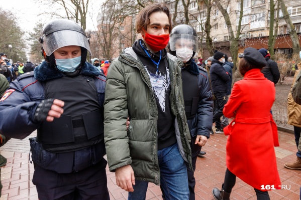 По фотографии очевидно, что полицейские не могли не увидеть пресс-карту Паламаренко По фотографии очевидно, что полицейские не могли не увидеть пресс-карту Паламаренко 