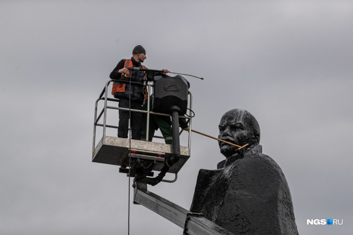 Помыть огромный памятник Ленину — та еще задача