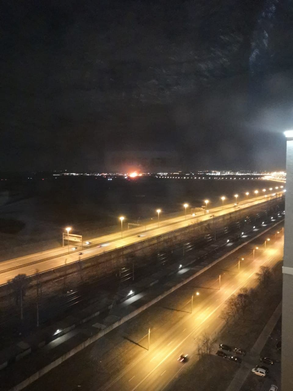 Очевидцы: Окраины Петербурга в районе Пулково затянуло дымом. Столб огня поднимается в небо