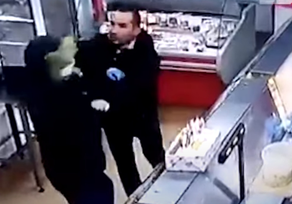 Налетчика немного помяли перед тем как сдать Росгвардии Налетчика немного помяли перед тем как сдать Росгвардии