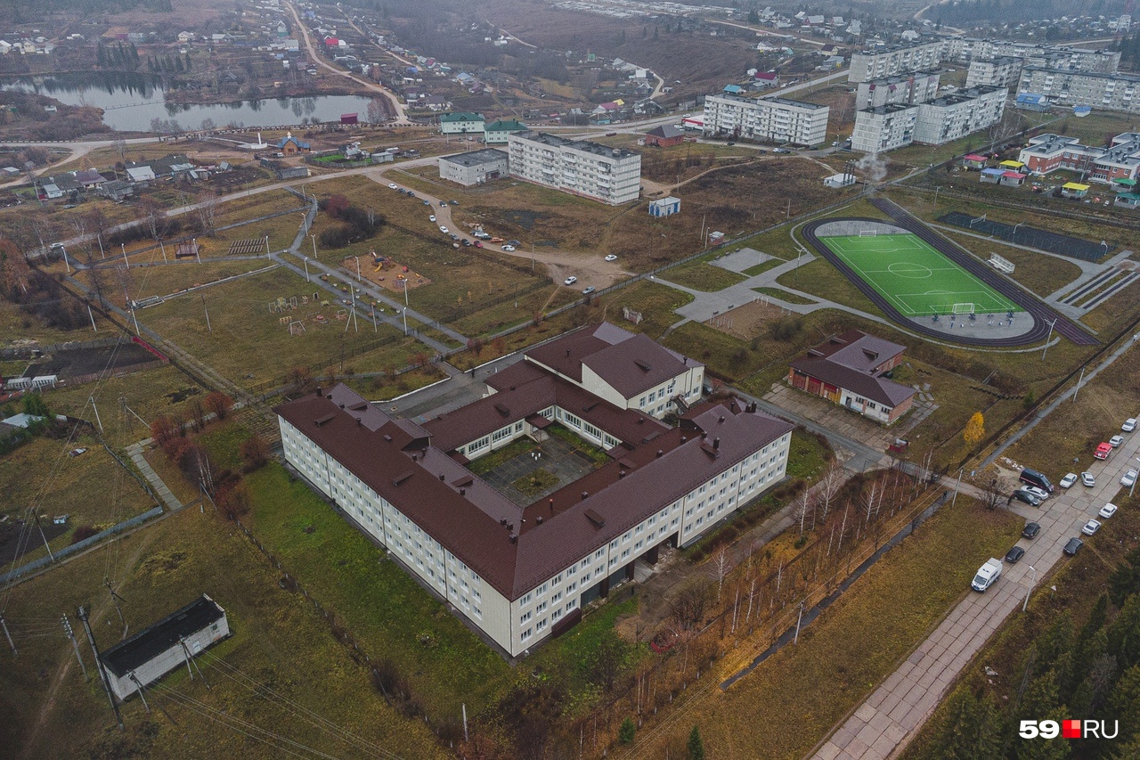 Всех учеников школы перевели на ближайшие три дня на дистанционное обучение, в здании продолжаются следственные действия Всех учеников школы перевели на ближайшие три дня на дистанционное обучение, в здании продолжаются следственные действия