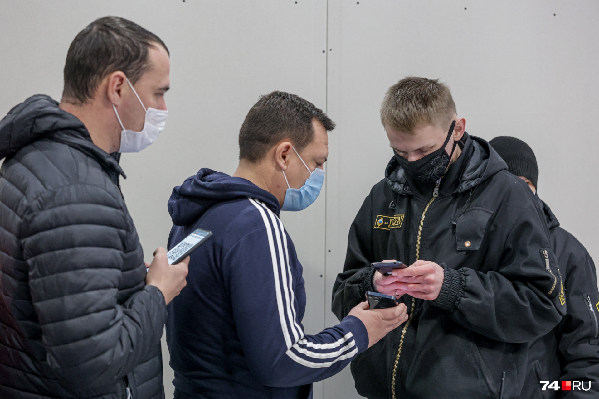 Пока полиция следит за порядком, охранники с помощью смартфонов считывают QR-коды у посетителей Пока полиция следит за порядком, охранники с помощью смартфонов считывают QR-коды у посетителей