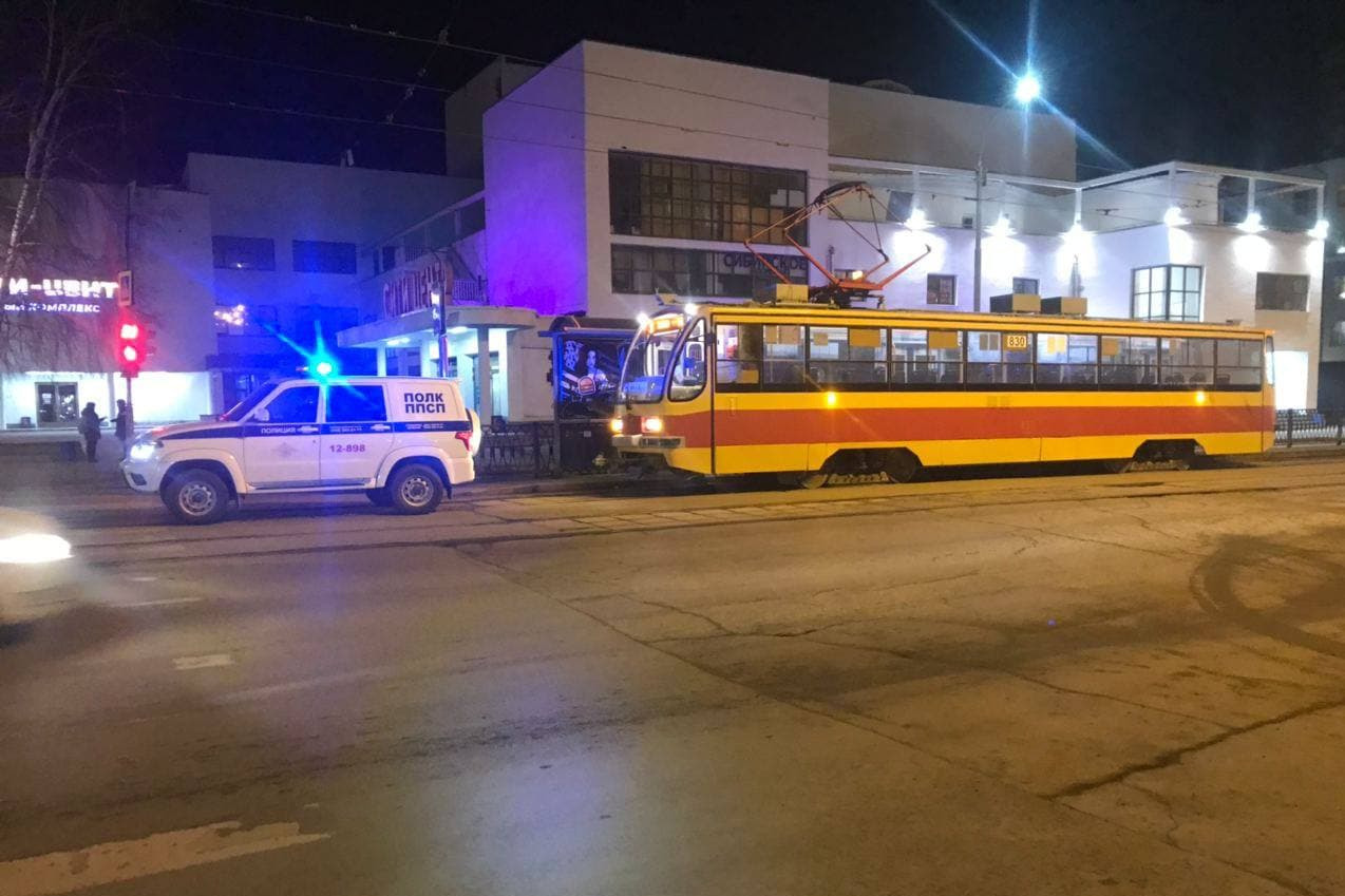 «Приехала полиция и пожарные»: в центре Екатеринбурга силовики устроили обыск в трамвае