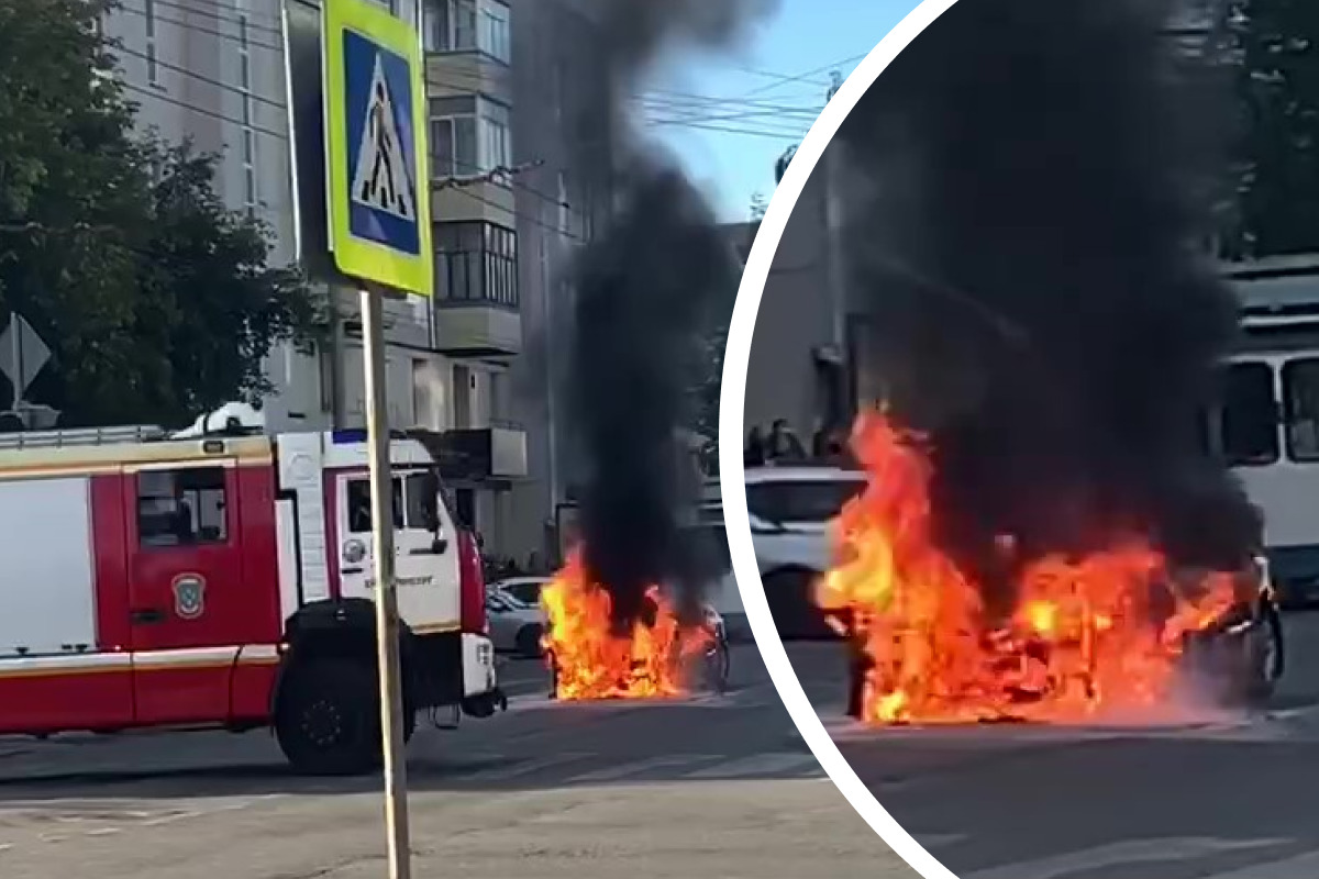 В центре Екатеринбурга посреди дороги загорелось такси. Видео
