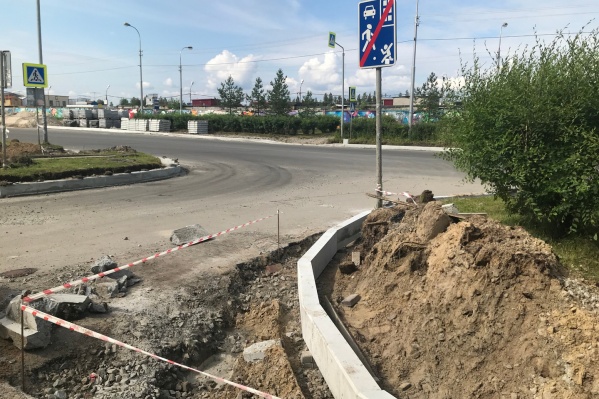 На улице Быстринской в Сургуте устанавливают новые бордюрные ограждения На улице Быстринской в Сургуте устанавливают новые бордюрные ограждения