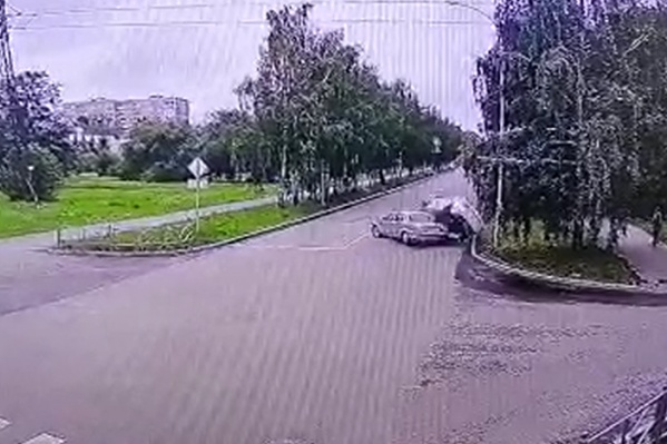 Авария произошла утром 5 июля в районе дома <nobr class="_">№ 31</nobr> на улице Академика Бардина Авария произошла утром 5 июля в районе дома <nobr class="_">№ 31</nobr> на улице Академика Бардина
