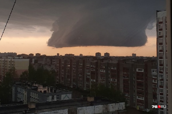 Туча похожа на огромный портал Туча похожа на огромный портал