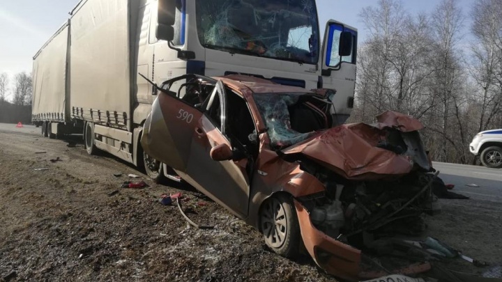 В ДТП с фурами и такси на трассе М-5 в Челябинской области погиб водитель легковушки, его пассажир ранен