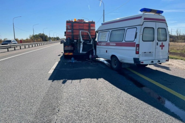Водитель автомобиля скорой помощи не выдержал безопасную дистанцию Водитель автомобиля скорой помощи не выдержал безопасную дистанцию