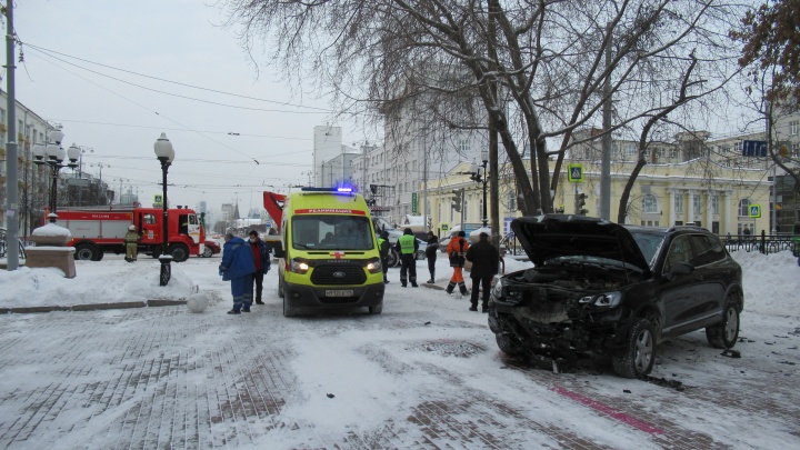 В центре Екатеринбурга внедорожник снес светофор и вылетел на тротуар