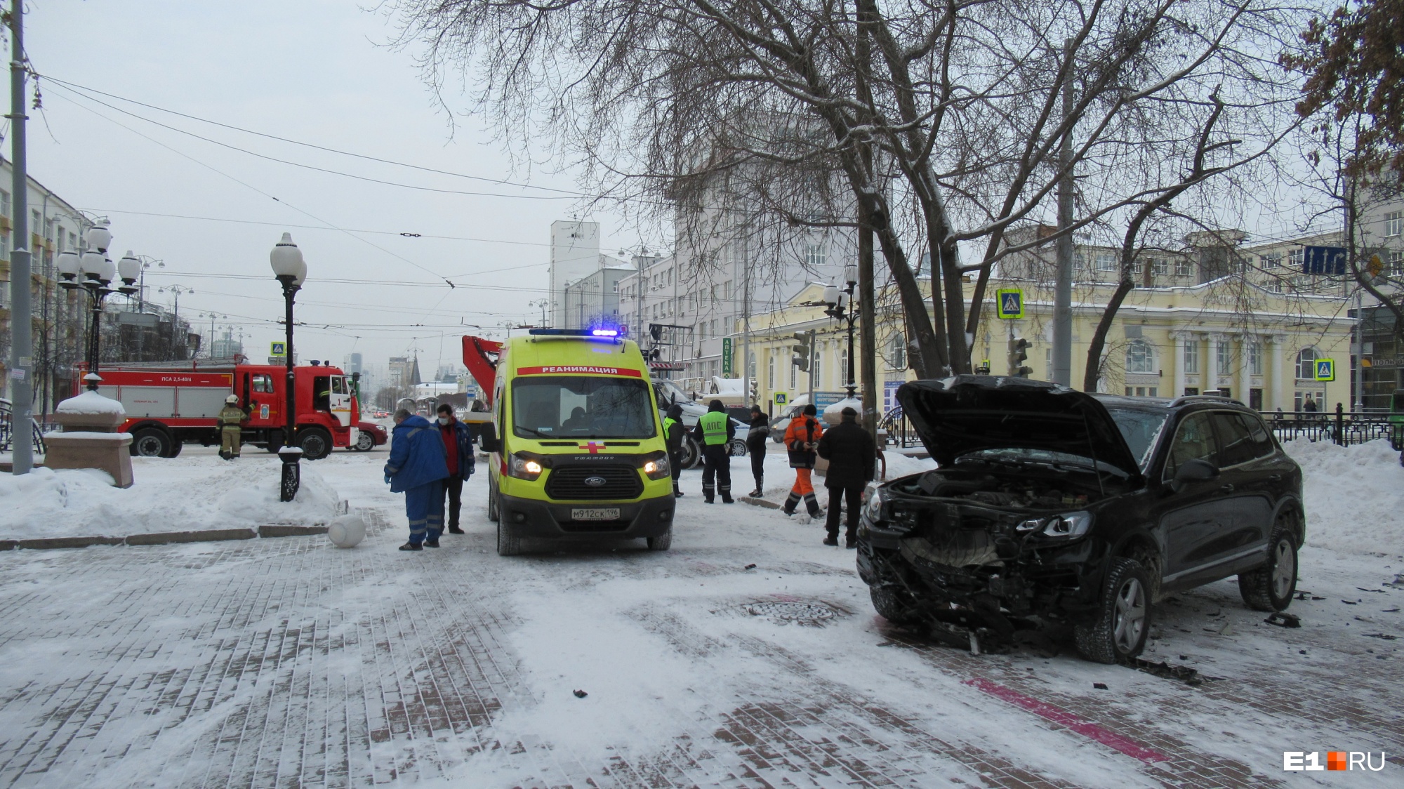 Пожилому водителю стало плохо: в центре Екатеринбурга внедорожник снес светофор и вылетел на тротуар