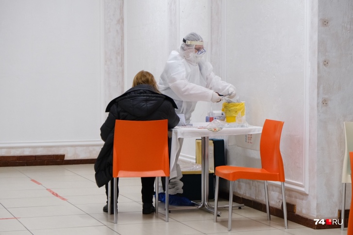 До этого по выходным в ТРК можно было лишь сдать мазок на коронавирус, но теперь начнется и вакцинация До этого по выходным в ТРК можно было лишь сдать мазок на коронавирус, но теперь начнется и вакцинация