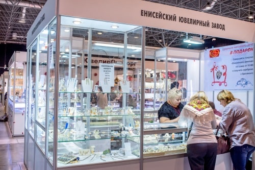 Нурисламов участвовал в профильных выставках. Сейчас у семьи есть небольшой отдел в ТЦ и мастерская Нурисламов участвовал в профильных выставках. Сейчас у семьи есть небольшой отдел в ТЦ и мастерская