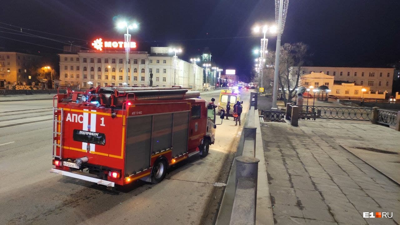 В Екатеринбурге парень на электросамокате провалился под лед Городского пруда