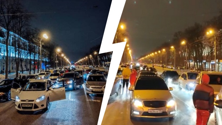 «Впервые приехало 200 машин»: рассказываем, кто перекрыл движение на центральной улице Екатеринбурга