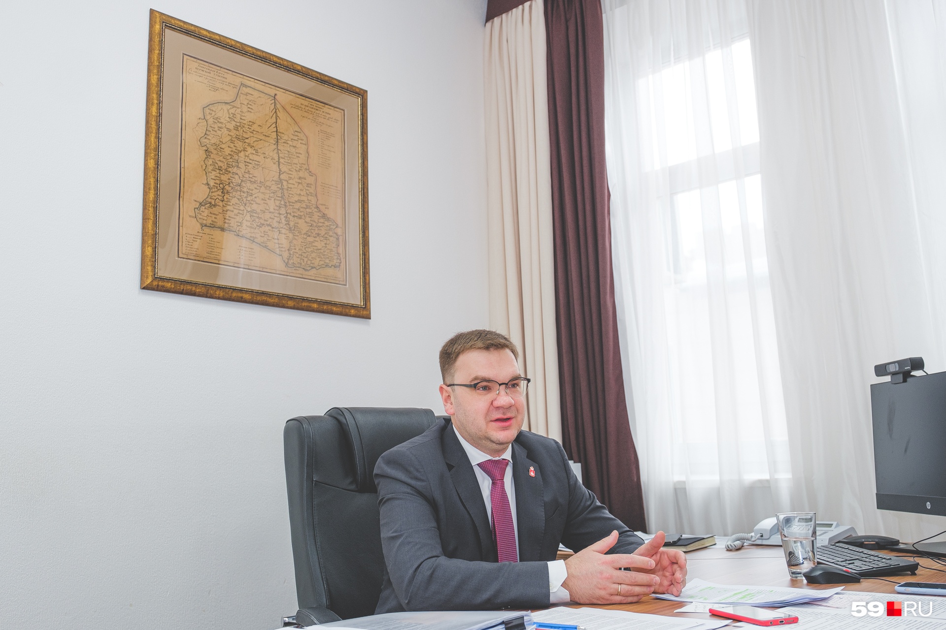 На стене в кабинете главы Минэка — карта Пермской губернии