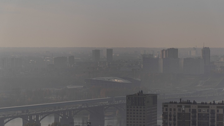 Над Новосибирском пятый день держится смог. Вспоминаем, когда в октябре было еще хуже
