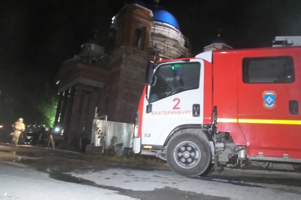К собору съехались пять пожарных машин К собору съехались пять пожарных машин