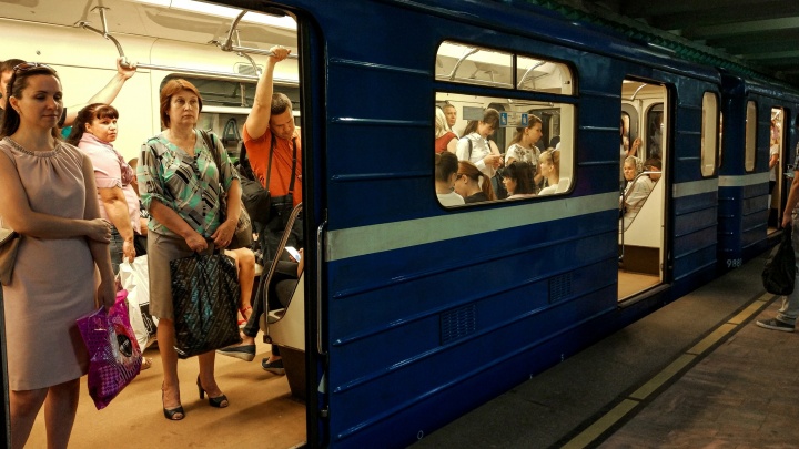 В Нижнем Новгороде встал между станциями состав метро