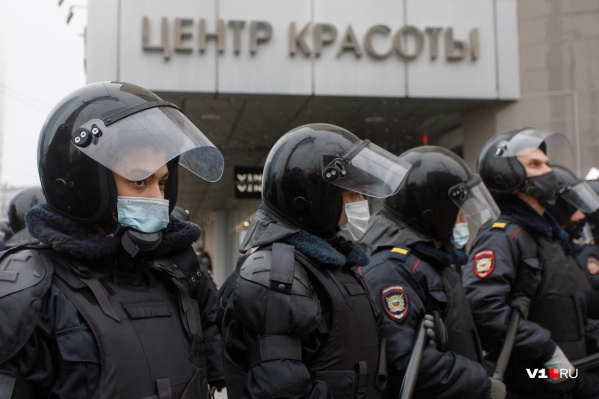 По дороге из салона красоты волгоградку встречали сотни силовиков По дороге из салона красоты волгоградку встречали сотни силовиков