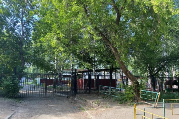 Дорожка, за которую бьется председатель ТСЖ, упирается в детский сад Дорожка, за которую бьется председатель ТСЖ, упирается в детский сад