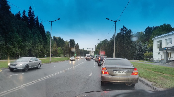 В Академгородке изменили режим светофоров на перекрестке, где погиб мальчик. Теперь жители жалуются на пробки