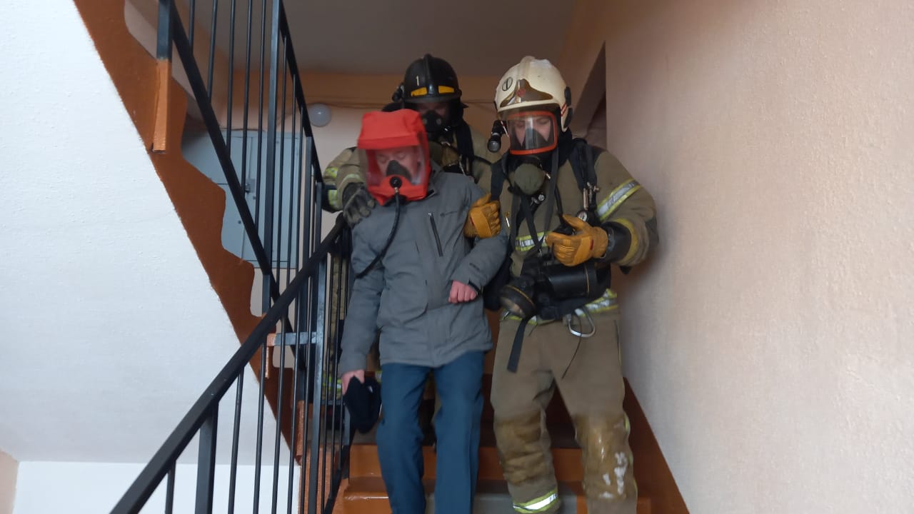 При эвакуации людей пожарные используют специальный спасательный капюшон
