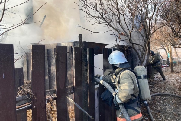 Горящий грузовик заметили местные жители Горящий грузовик заметили местные жители