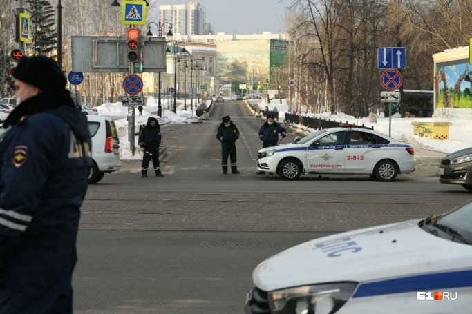 На основных перекрестках в центре дежурила полиция На основных перекрестках в центре дежурила полиция