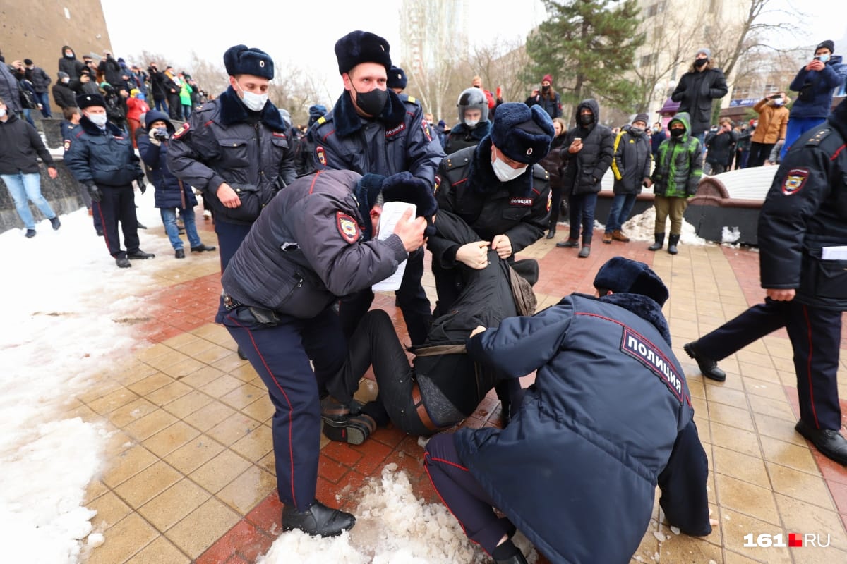 Возле Публичной библиотеки Возле Публичной библиотеки