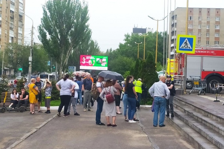 Людей вывели под дождь Людей вывели под дождь