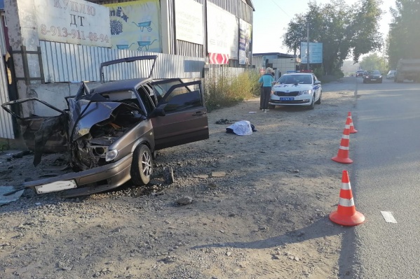 Удар полностью уничтожил переднюю часть автомобиля Удар полностью уничтожил переднюю часть автомобиля