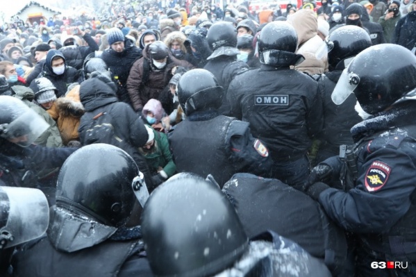 Стражи порядка считают, что на полицейского напали во время акции протеста Стражи порядка считают, что на полицейского напали во время акции протеста