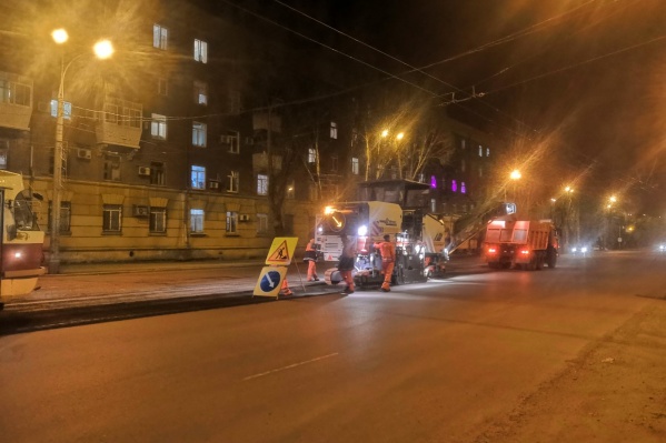 Срезанный асфальт сразу складывали в кузов КАМАЗа Срезанный асфальт сразу складывали в кузов КАМАЗа