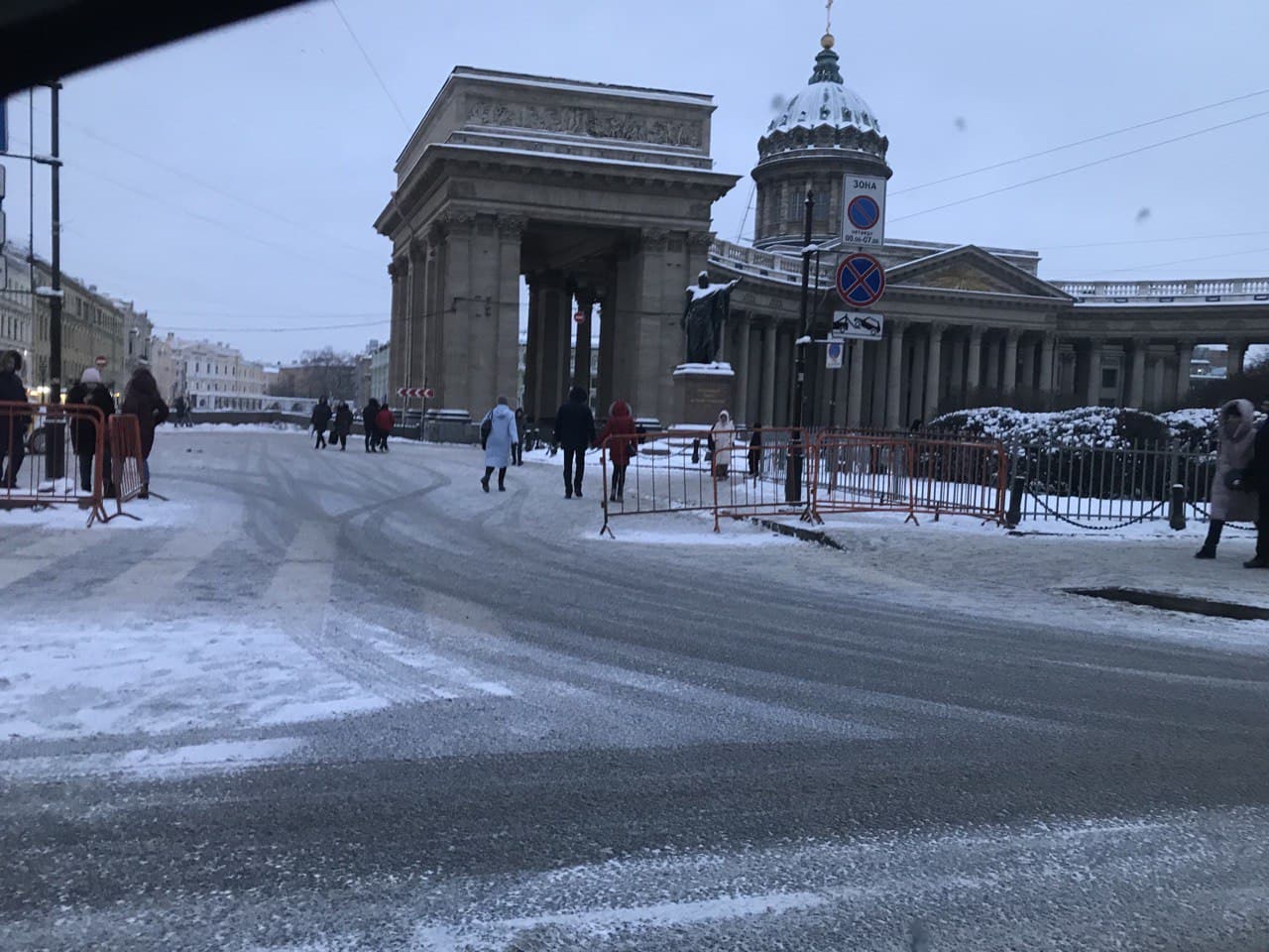 Угол Невского проспекта и набережной канала Грибоедова