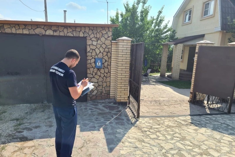 Следователи обыскали дом, где живет семья полицейского Следователи обыскали дом, где живет семья полицейского