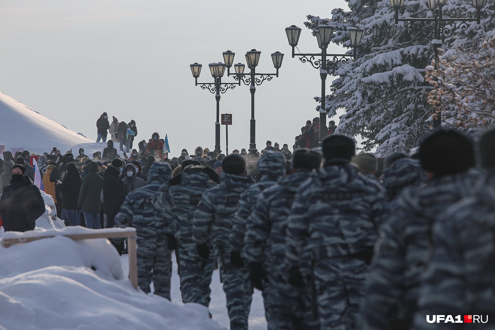 ...и подтянули их к местам прохождения негодующей колонны горожан ...и подтянули их к местам прохождения негодующей колонны горожан